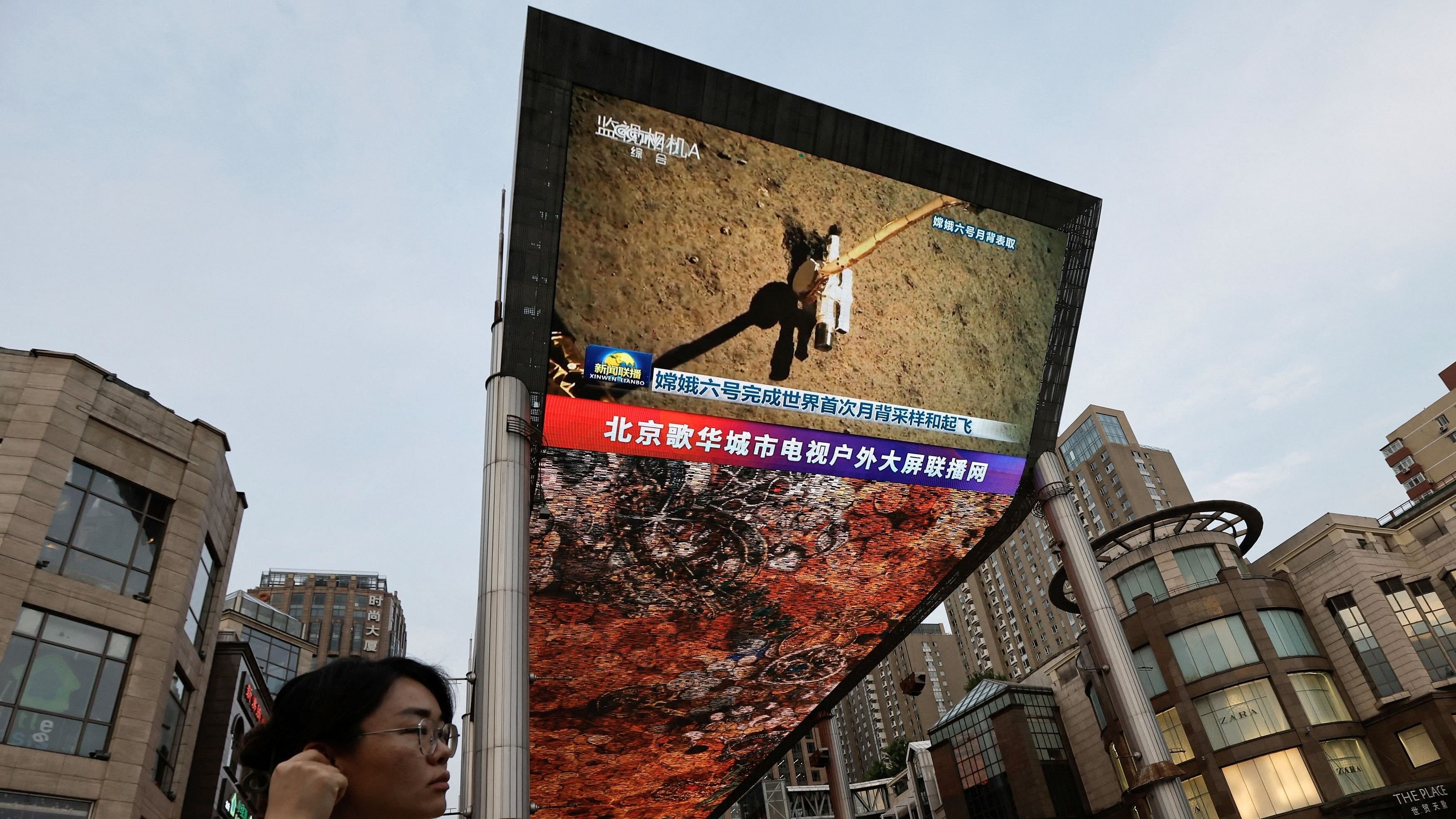 <div class="paragraphs"><p>A large screen shows news footage of China's Chang'e-6 lunar probe collecting a samples from the far side of the moon in Beijing, China.</p></div>