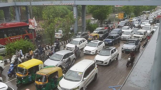 <div class="paragraphs"><p>Picture of vehicles stuck in traffic.</p></div>