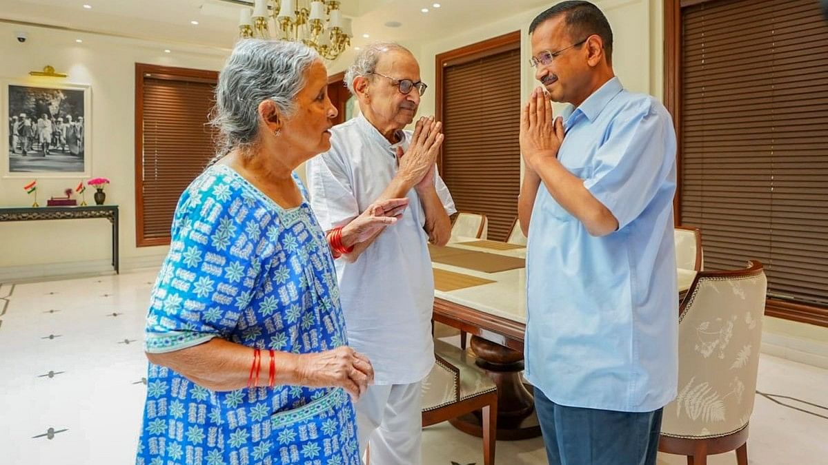 <div class="paragraphs"><p> Delhi Chief Minister and AAP convenor Arvind Kejriwal seeks blessings of his parents as he leaves from his residence, ahead of his surrender before Tihar jail authorities, in New Delhi, Sunday, June 2, 2024.</p></div>