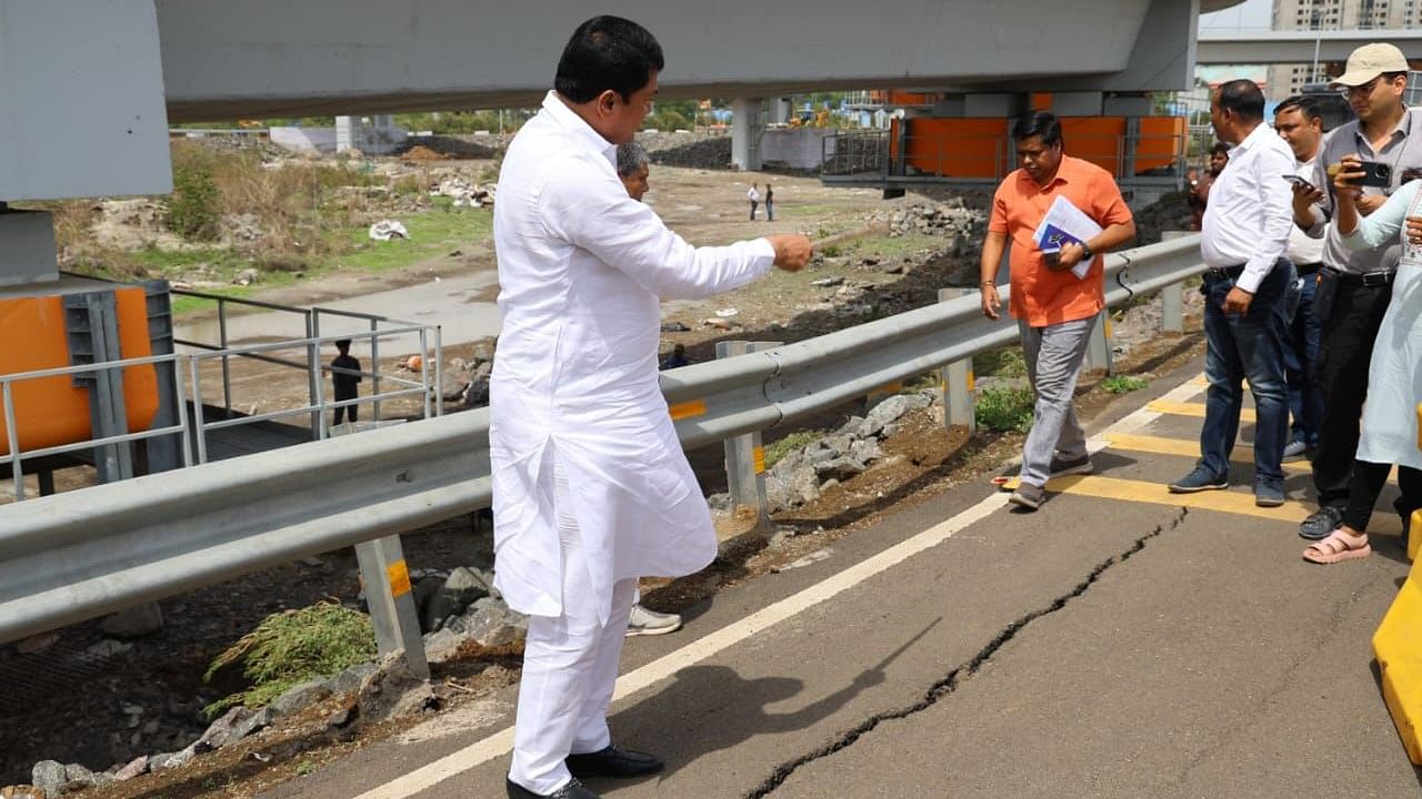 <div class="paragraphs"><p>Maharashtra Congress chief Nana Patole pointing out at the cracks on Atal Setu approach road.&nbsp;</p></div>