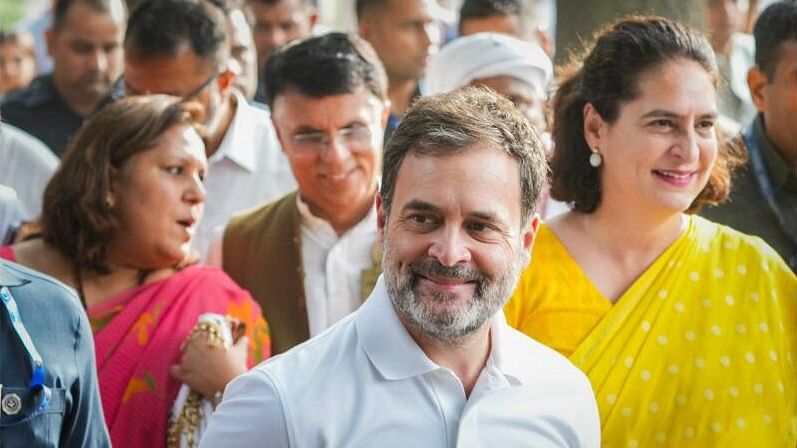 <div class="paragraphs"><p>Congress leaders Rahul Gandhi, Priyanka Gandhi Vadra, Supriya Shrinate, Pawan Khera and others arrive for a press conference amid the counting of votes for the Lok Sabha elections, at the party headquarters, in New Delhi, Tuesday, June 4, 2024.</p></div>