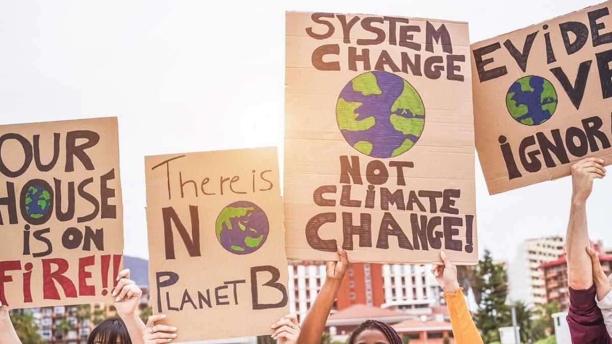 <div class="paragraphs"><p>Climate activists protesting.</p></div>