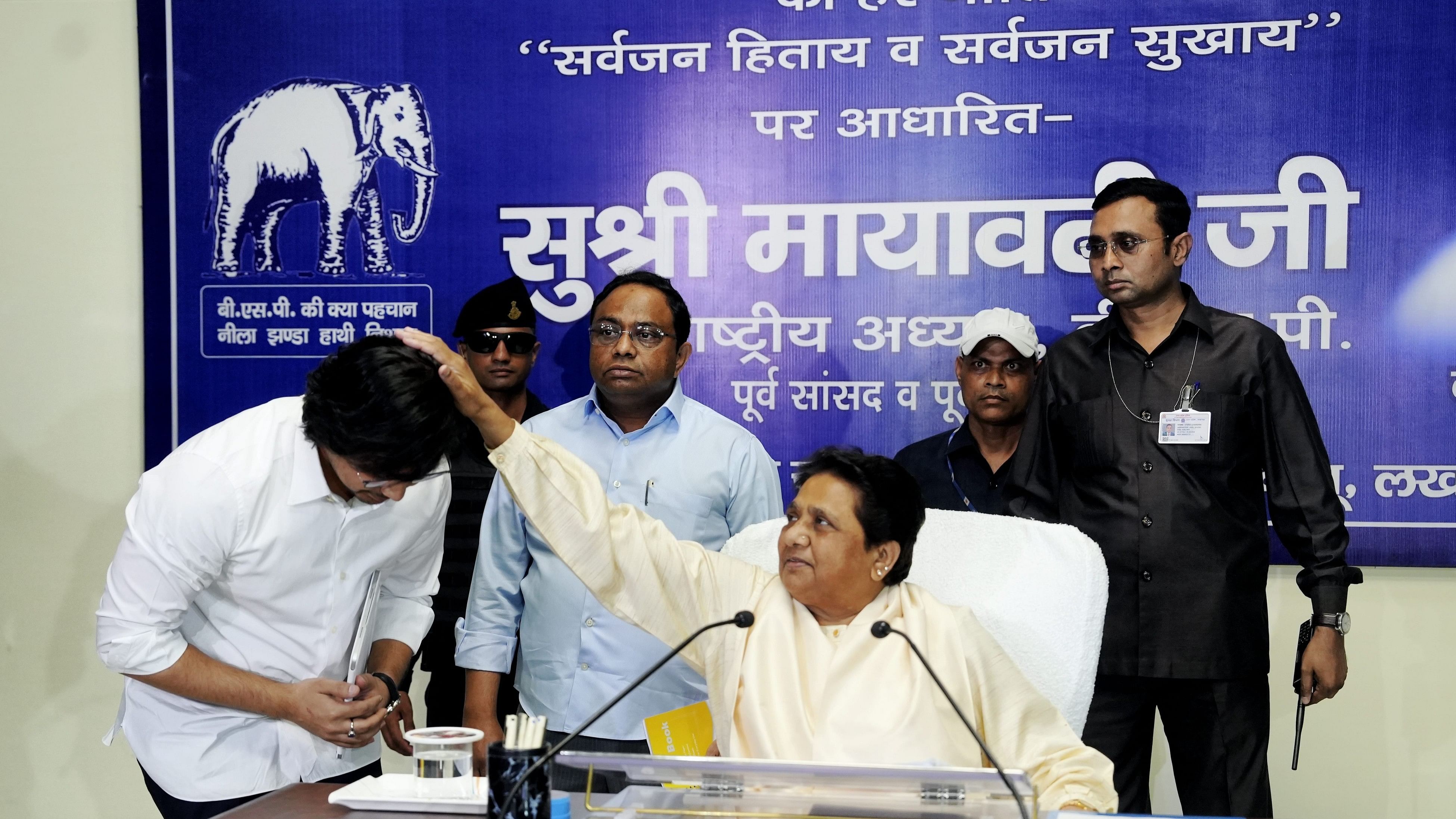 <div class="paragraphs"><p>Lucknow: BSP supremo Mayawati with her brother Anand Kumar and nephew Akash Anand.</p></div>
