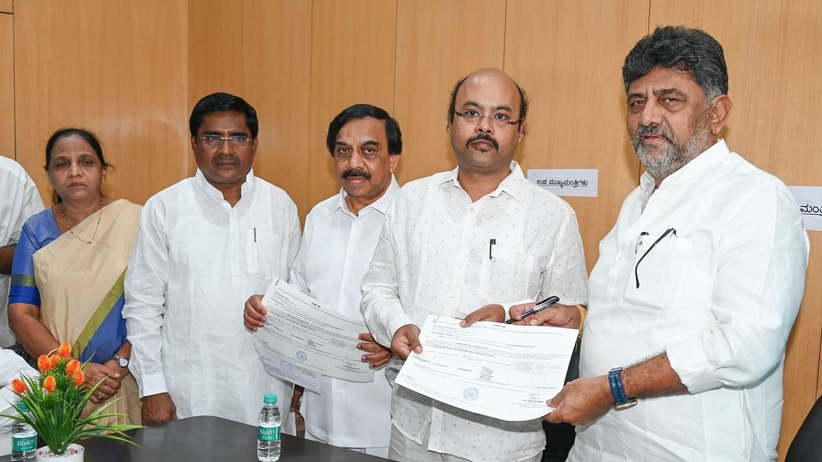 <div class="paragraphs"><p>D K Shivakumar, President KPCC handing over B Form to Dr Yathindra S Congress Candidate for the Biennial Election to the Karnataka Legislative Council by the Member of the Legislative Assembly of Karnataka at Vidhana Soudha in Bengaluru on Monday, 03rd June 2024. Bilkhees Banu, A Vasanth Kumar, K Govindraj seen. </p></div>