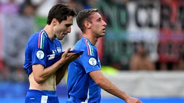 <div class="paragraphs"><p>Italy's Federico Chiesa and Davide Frattesi look dejected after the match.</p></div>