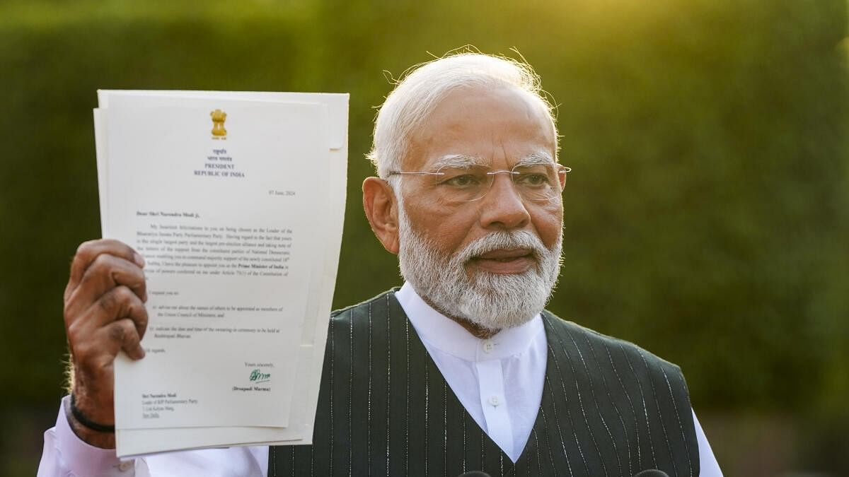 <div class="paragraphs"><p>Prime Minister Narendra Modi shows to the media the letter of his appointment as Prime Minister by President Droupadi Murmu.</p></div>