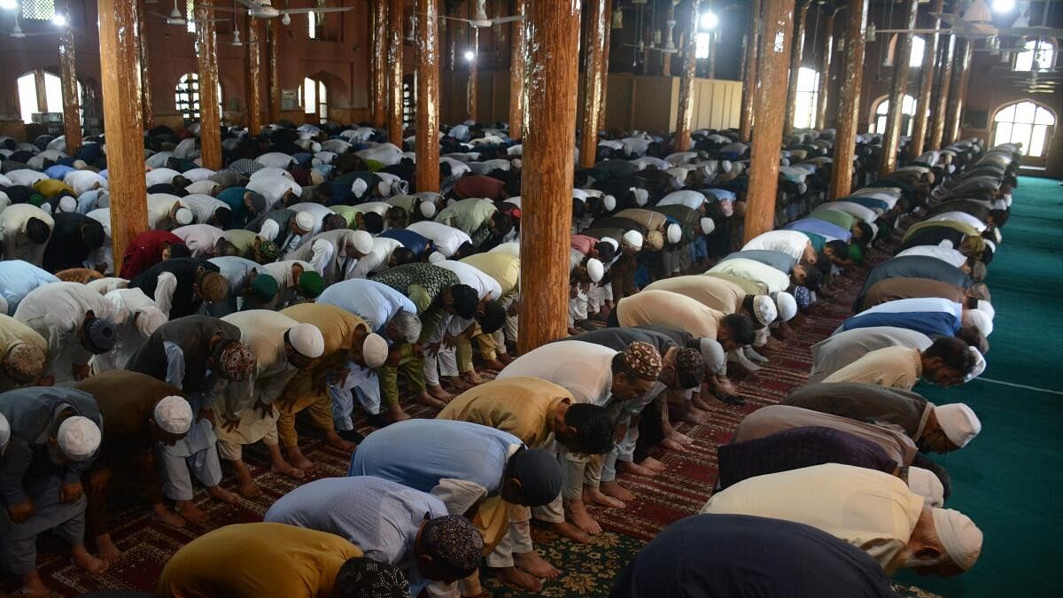 <div class="paragraphs"><p>Muslim devotees offer 'namaz'.</p></div>