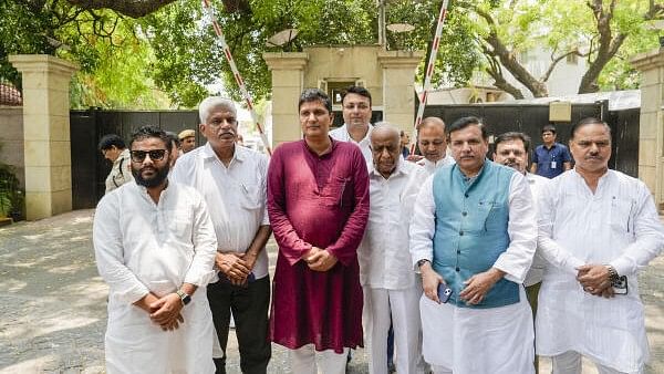 <div class="paragraphs"><p>AAP leaders Sanjay Singh and Saurabh Bhardwaj with other party leaders outside Delhi Lieutenant Governor VK Saxena's residence for a meeting regarding the ongoing water crisis in the national capital, in New Delhi.&nbsp;</p></div>