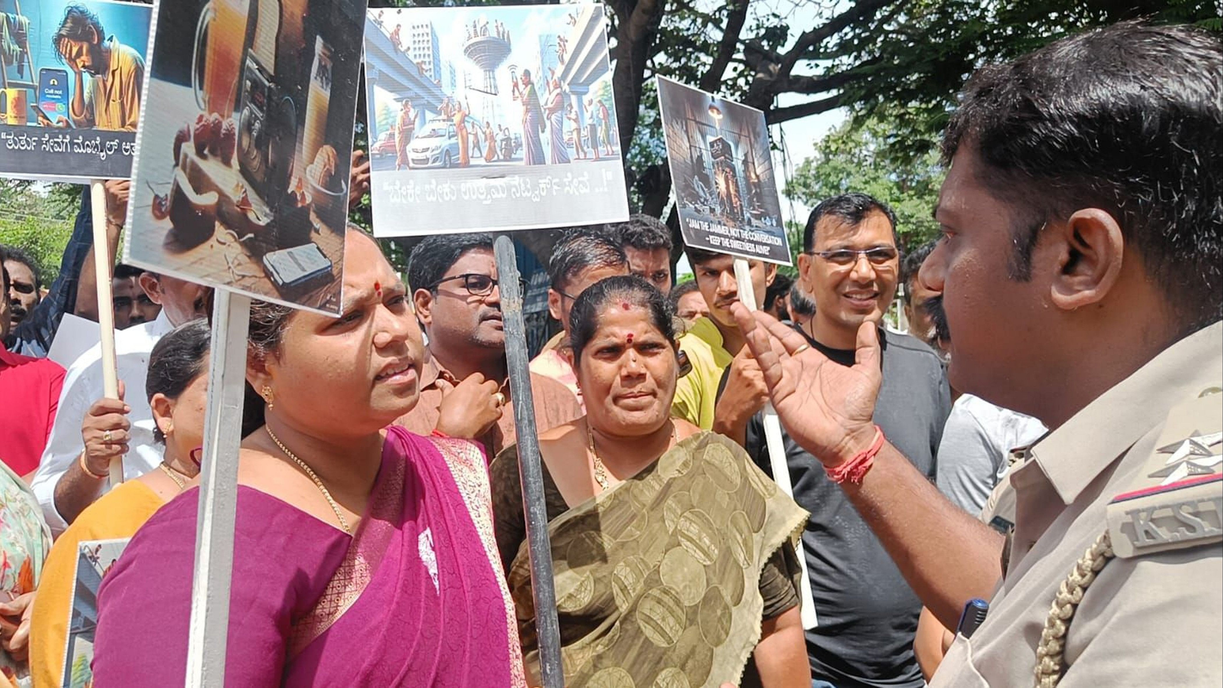 <div class="paragraphs"><p>Say No to Jammer protest: Residents stage protest demanding the removal of jammer or to restrict the radiation within the jail circle, The radius of the jammer was increased upto 500mtrs, which affects the daily routine life of more than 20000 people in the neighbourhood at Parappana Agrahara in Bengaluru on Saturday, 08th June 2024. </p></div>