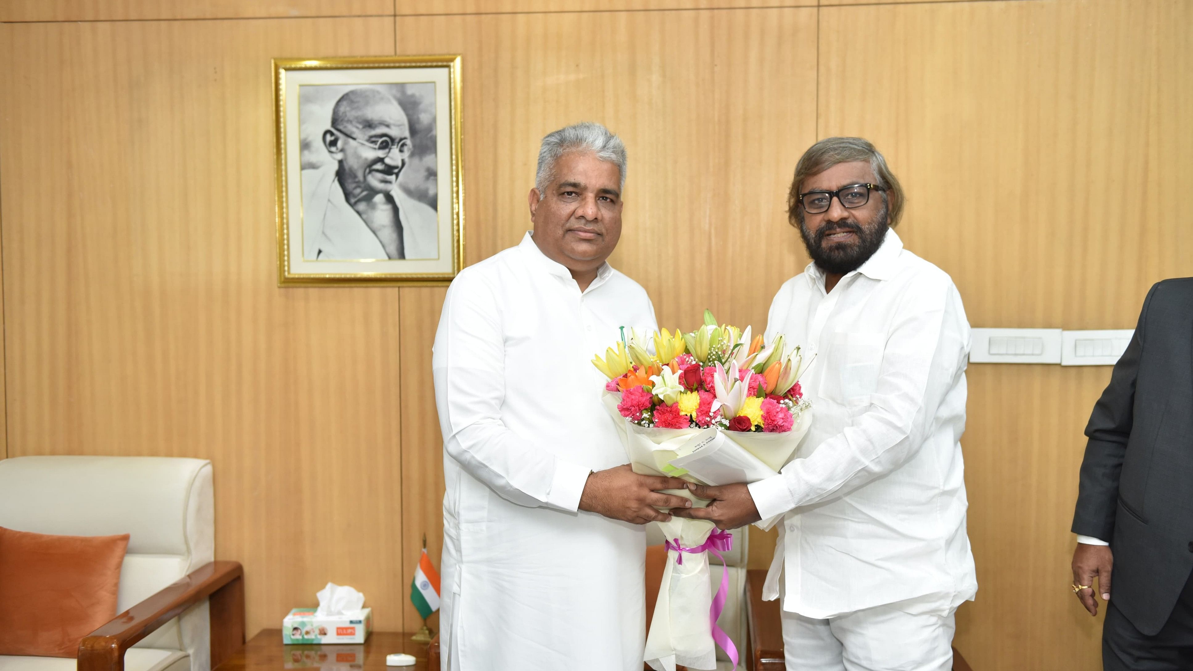 <div class="paragraphs"><p>Karnataka Forest, Ecology and Environment Minister Eshwar Khandre meets MInister for Forest, Environment and Climate Change Bhupender Yadav in New Delhi on Tuesday.</p></div>