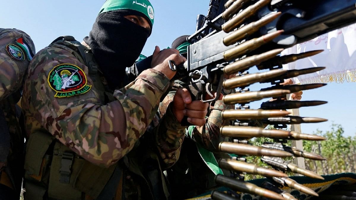 <div class="paragraphs"><p> A Palestinian fighter from the armed wing of Hamas .</p></div>