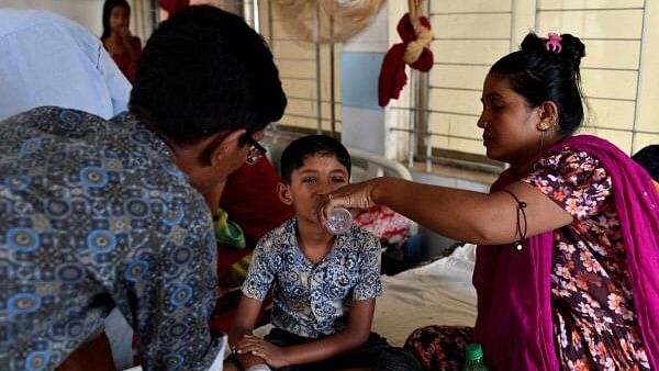 <div class="paragraphs"><p>Parents feed their dengue-infected child as they receive treatment at Mugda Medical College and Hospital in Dhaka.</p></div>