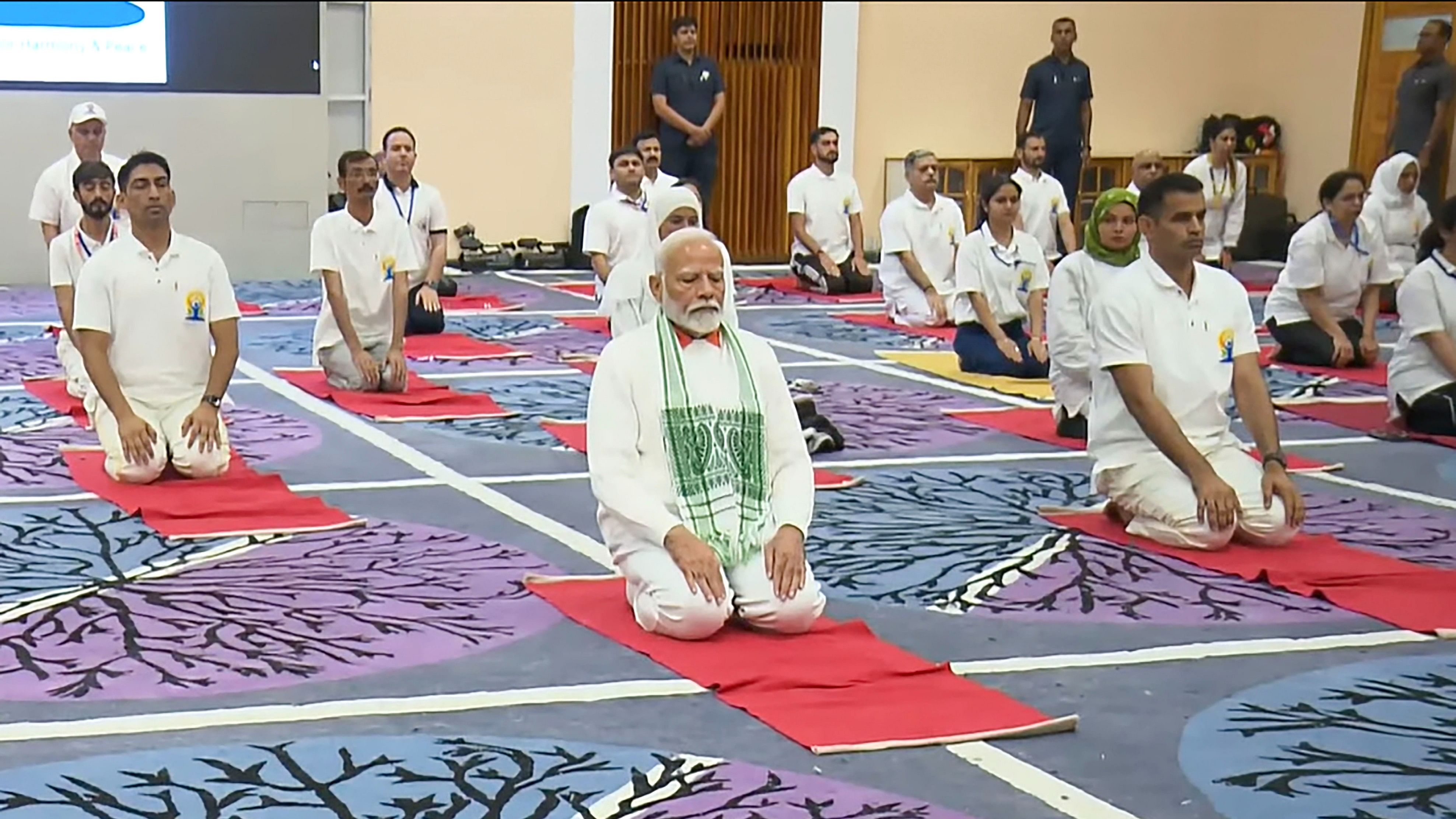 <div class="paragraphs"><p>PM Modi leads a yoga session in Srinagar.</p></div>