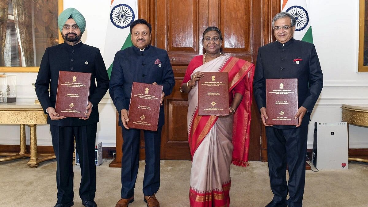 <div class="paragraphs"><p>President Droupadi Murmu receives the list of elected members to the 18th Lok Sabha from the CEC Rajiv Kumar and Election Commissioners Gyanesh Kumar and Sukhbir Singh Sandhu, in New Delhi.</p></div>