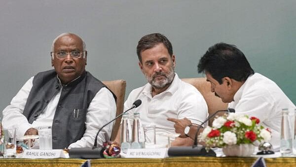 <div class="paragraphs"><p>Congress President Mallikarjun Kharge with party leaders Rahul Gandhi and K.C. Venugopal during the extended Congress Working Committee meeting, in New Delhi, Saturday, June 8, 2024.</p></div>