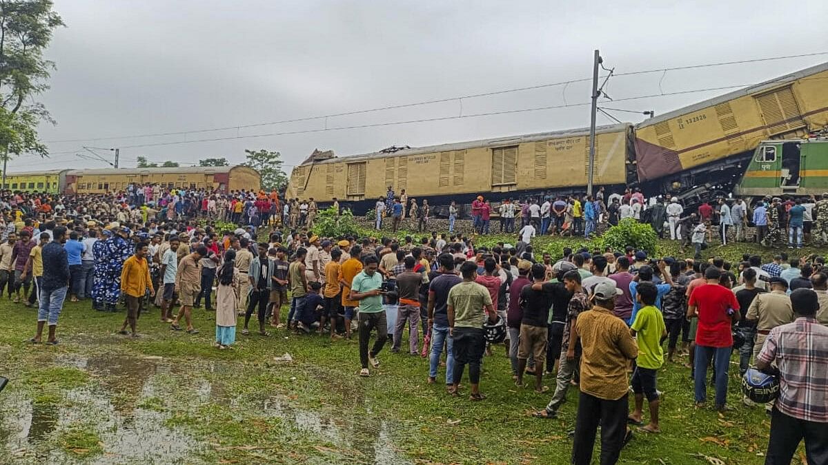 <div class="paragraphs"><p>Locals gather after the collision between the Kanchanjungha Express and a goods train, near Rangapani railway station.</p></div>