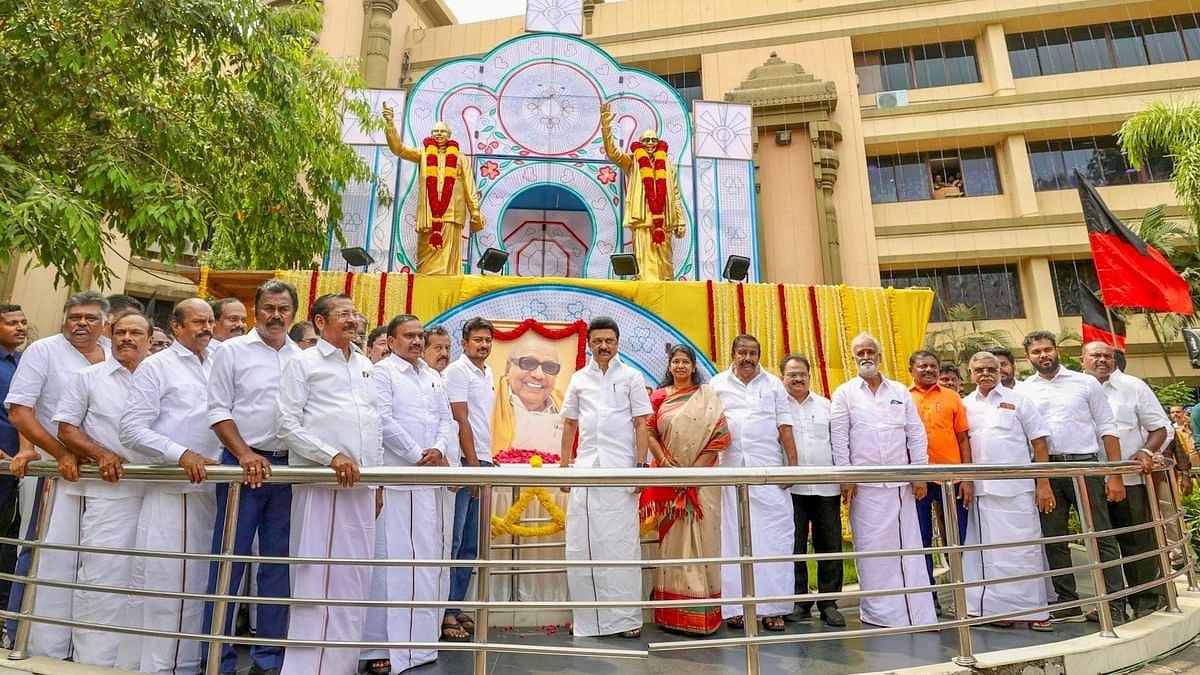 <div class="paragraphs"><p> Tamil Nadu Chief Minister MK Stalin with his son Udhayanidhi Stalin, sister Kanimozhi Karunanidhi and DMK leaders.</p></div>