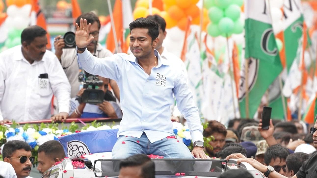 <div class="paragraphs"><p>Abhishek Banerjee atop an SUV amid a crowd at Maheshtala in the Diamond Harbour Lok Sabha constituency.</p></div>