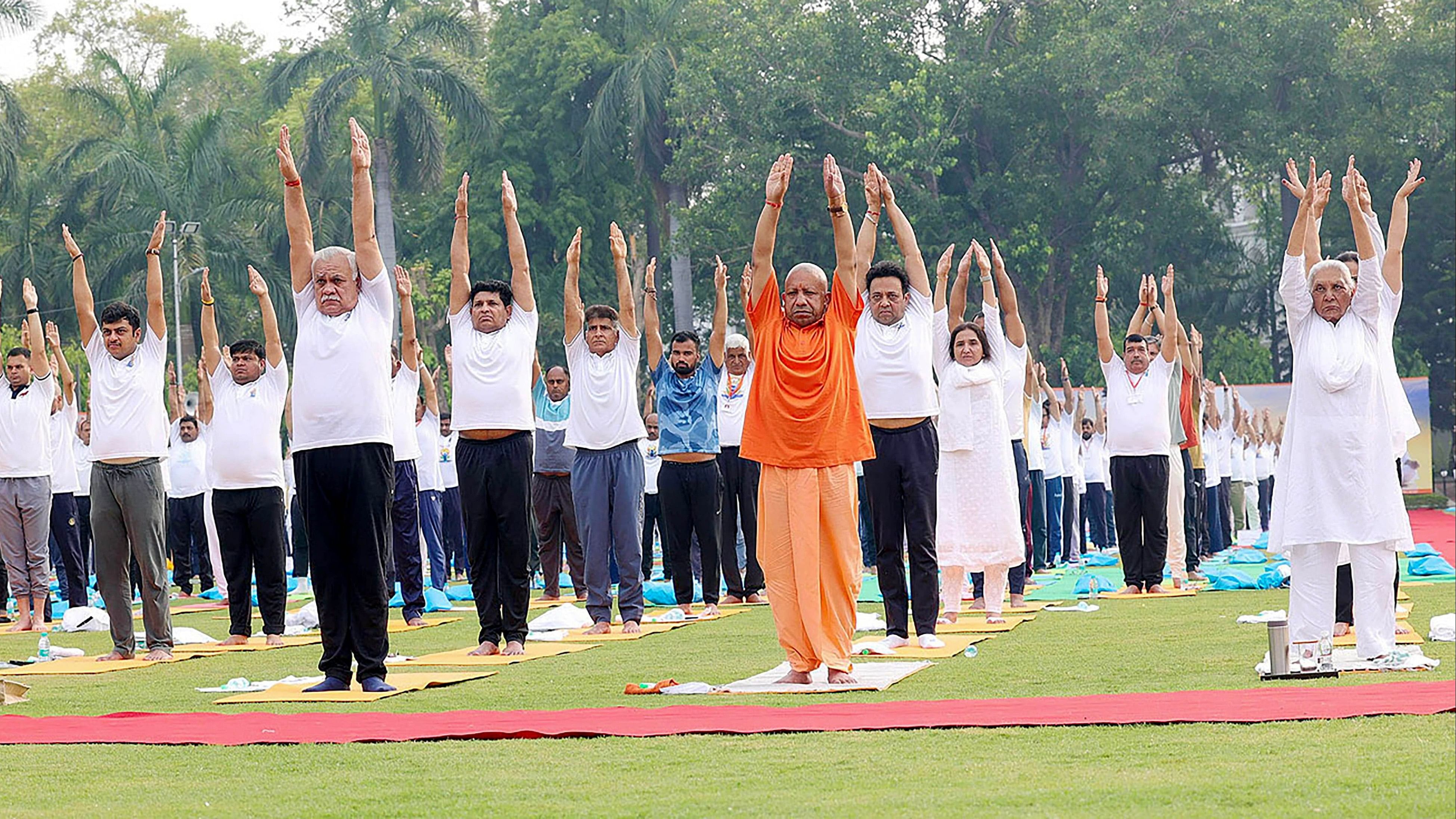 <div class="paragraphs"><p>Uttar Pradesh Governor Anandiben Patel,  Chief Minister Yogi Adityanath and others perform yoga.</p></div>