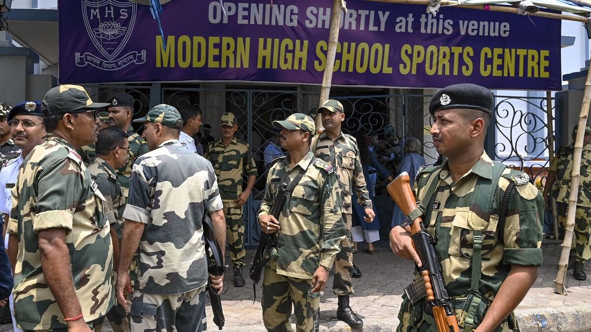 <div class="paragraphs"><p>Security personnel stand guard outside a polling booth during the seventh and last phase of Lok Sabha elections, Kolkata.</p></div>