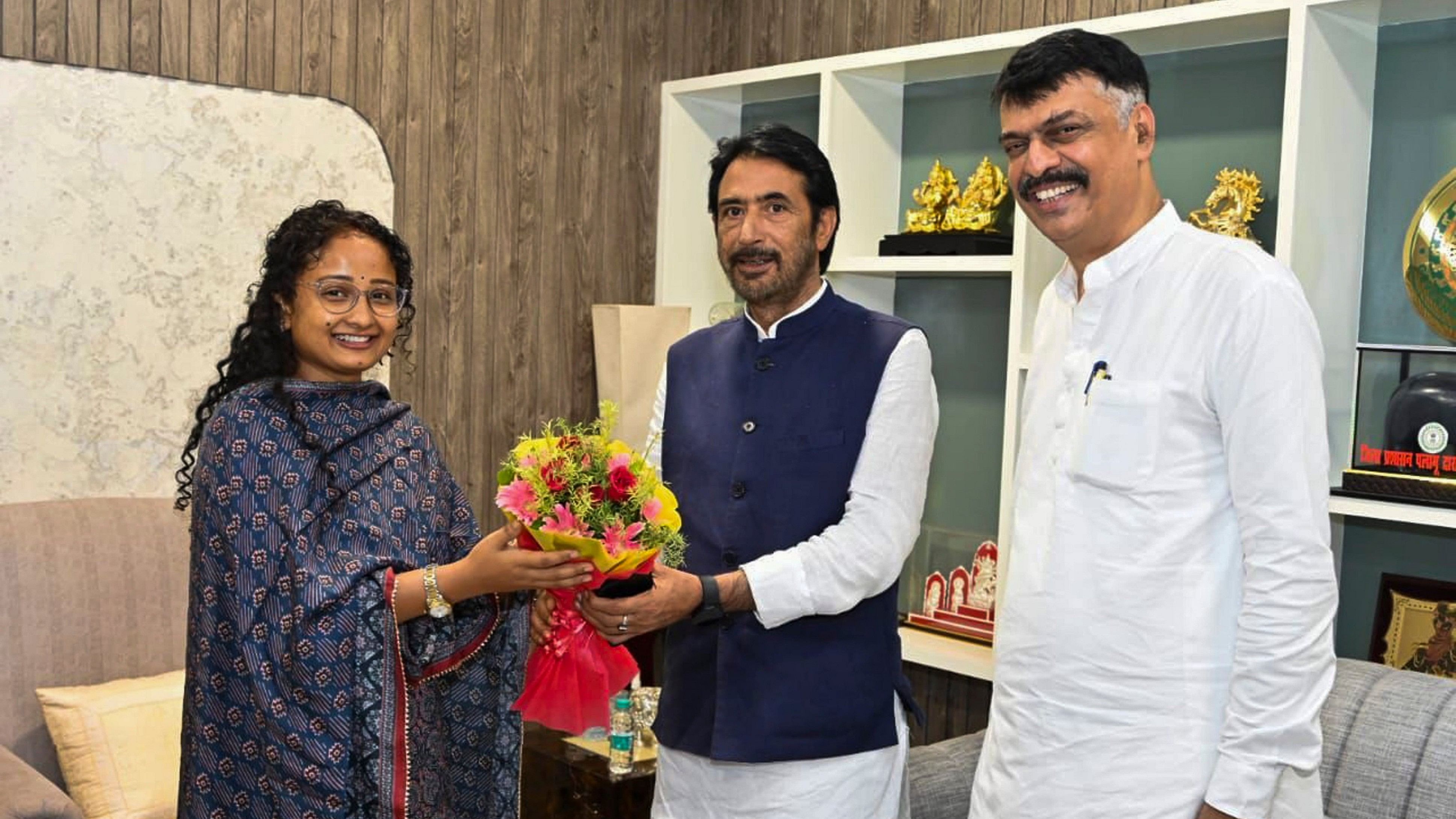 <div class="paragraphs"><p>File photo of Congress in-charge of Jharkhand Ghulam Ahmad Mir, State Congress President Rajesh Thakur, along with newly elected MLA Kalpana Soren  in Ranchi.</p></div>