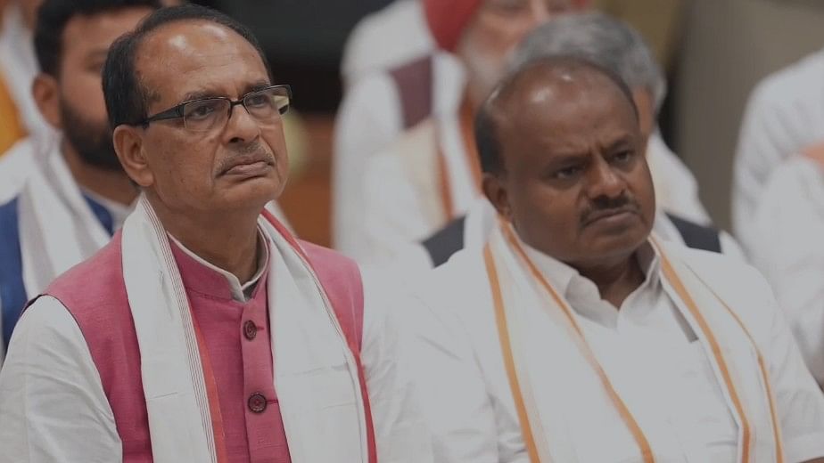 <div class="paragraphs"><p>H D Kumaraswamy seen next to Shivraj Singh Chouhan during the NDA leaders' meet at the PM's residence</p></div>