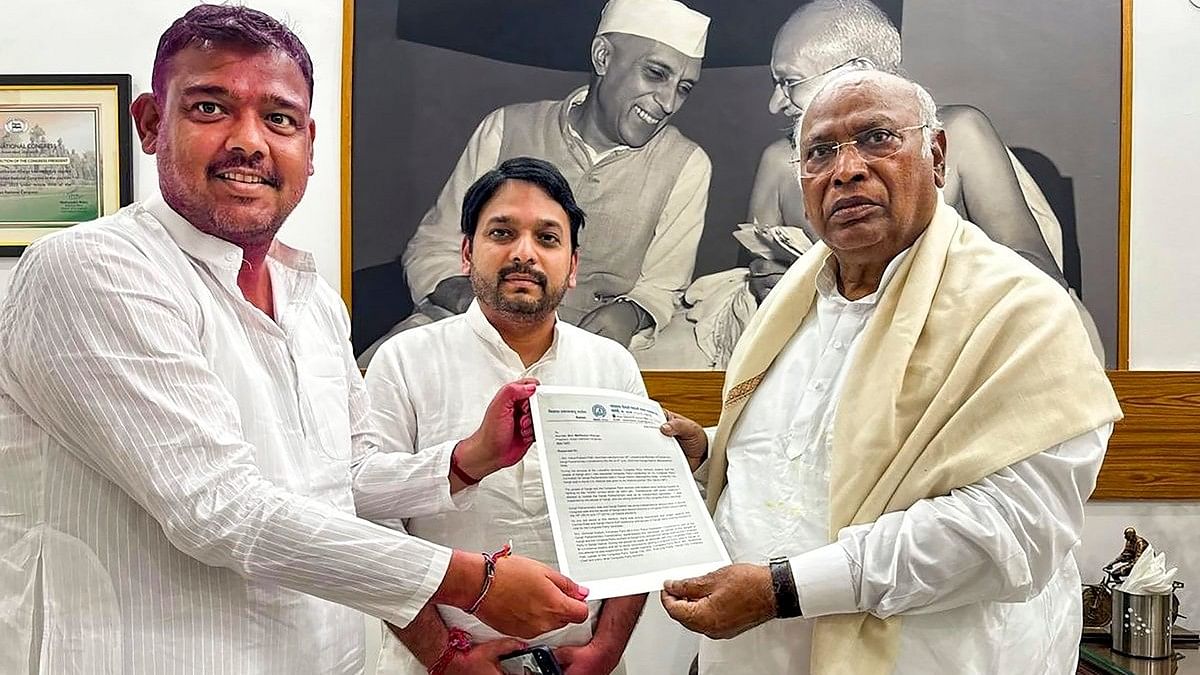 <div class="paragraphs"><p>Congress President Mallikarjun Kharge with the newly-elected MP from Sangli Vishal Patil and others during a meeting. </p></div>