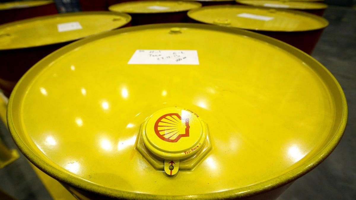 <div class="paragraphs"><p>Filled oil drums with the Shell logo.</p></div>