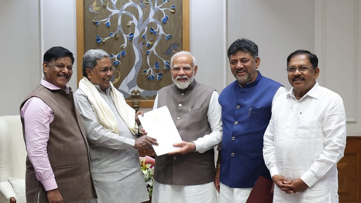 <div class="paragraphs"><p>Karnataka CM Siddaramaiah, DyCM D K Shivakumar and other ministers with Prime Minister Narendra Modi.</p></div>