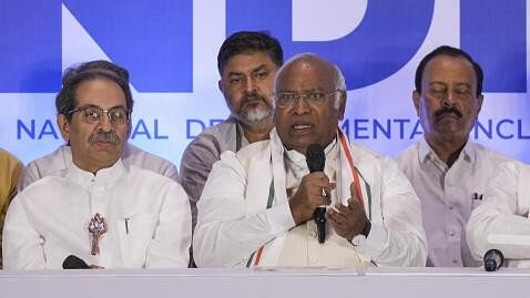 <div class="paragraphs"><p>Congress President Mallikarjun Kharge with  Shiv Sena (UBT) Chief Uddhav Thackeray in I.N.D.I.A. bloc alliance  in Mumbai.</p></div>