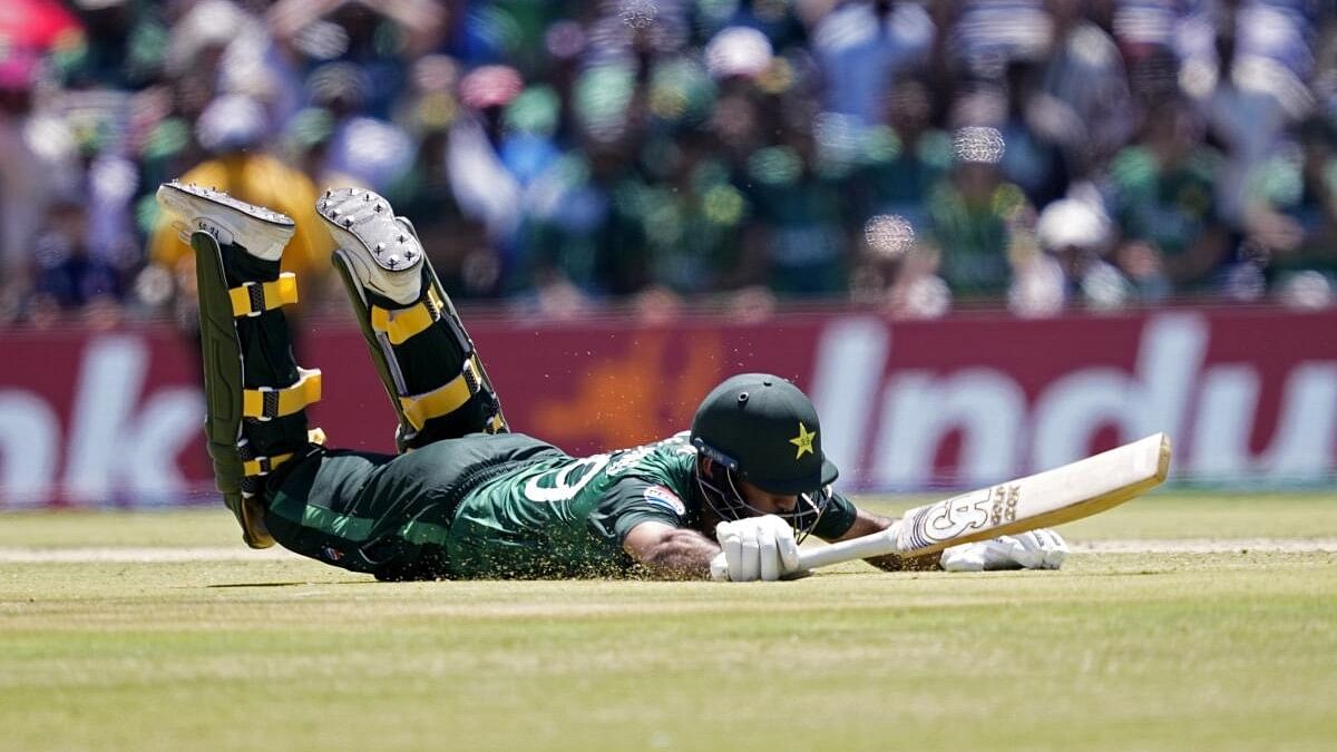 <div class="paragraphs"><p>Pakistan's Fakhar Zaman dives to make it to the crease in super over during the ICC Men's T20 World Cup cricket match between United States and Pakistan at the Grand Prairie Stadium in Grand Prairie, Texas.</p></div>