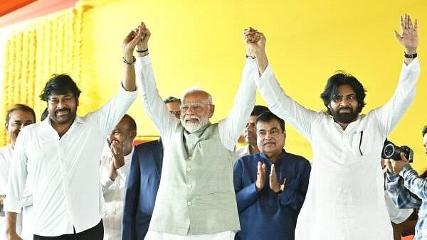 <div class="paragraphs"><p>Prime Minister Narendra Modi with Jana Sena chief Pawan Kalyan and actor Chiranjeevi during the swearing-in ceremony of Andhra Pradesh Chief Minister-designate N. Chandrababu Naidu, in Vijayawada.</p></div>