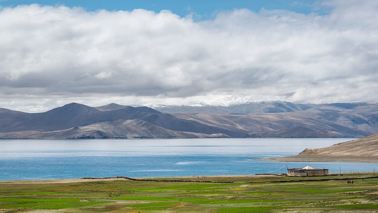 <div class="paragraphs"><p>Lake in Tibet.</p></div>