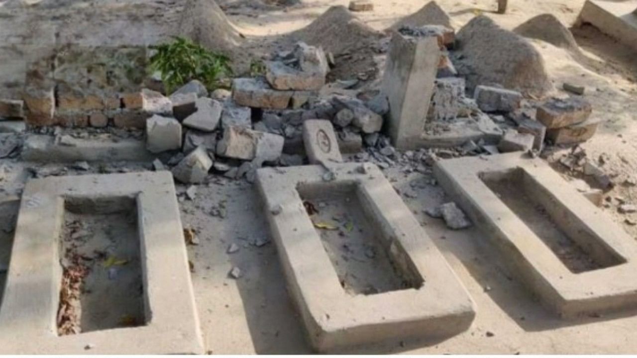 <div class="paragraphs"><p>Police in Pakistan allegedly destroyed the tombstones of 17 graves of the minority Ahmadi community in the Punjab province.</p></div>