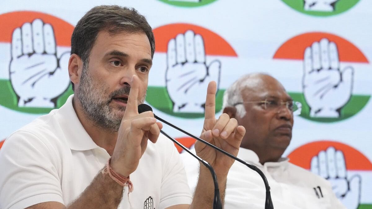 <div class="paragraphs"><p>Congress leader Rahul Gandhi (left) addressing a press conference with party chief Mallikarjun Kharge on the counting day.&nbsp;</p></div>