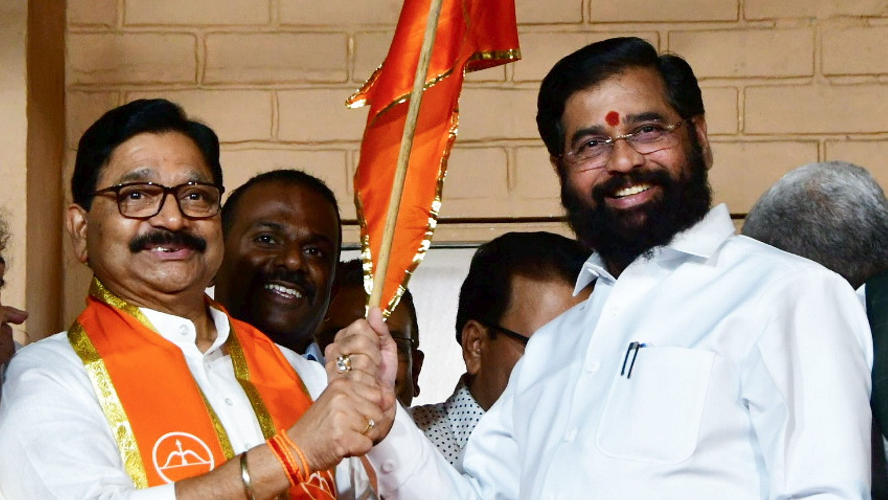 <div class="paragraphs"><p>Maharashtra Chief Minister Eknath Shinde welcomes Shiv Sena (UBT) MLA Ravindra Waikar</p></div>