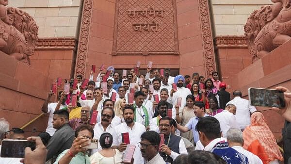 <div class="paragraphs"><p>Opposition MPs Mahua Moitra, Kanimozhi Karunanidhi, Mahua Maji and others show copies of the Constitution of India at the Parliament House complex on the first day of the first session of the 18th Lok Sabha, in New Delhi on&nbsp; Monday, June 24, 2024. </p></div>