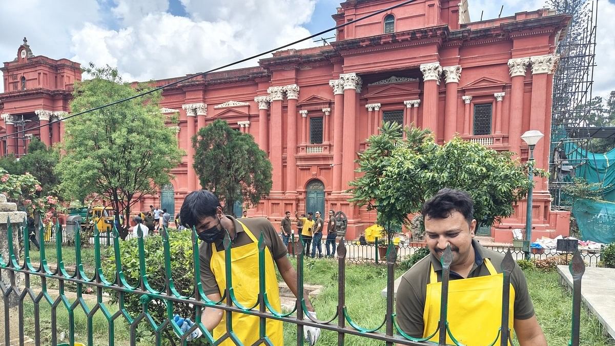 <div class="paragraphs"><p>Volunteers paint the fence around the Government Museum on Kasturba Road. </p></div>