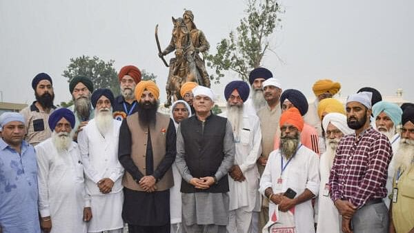 <div class="paragraphs"><p>President of the Pakistan Sikh Gurdwara Parbandhak Committee (PSGPC) Sardar Ramesh Singh Arora poses for group photos after unveiling the restored statue of Sikh ruler Maharaja Ranjit Singh, at Gurdwara Darbar Sahib, in Kartarpur, Pakistan.</p></div>