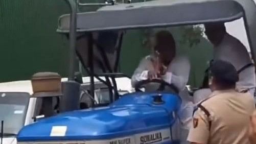 <div class="paragraphs"><p>Screengrab of the video showing CPI (M) MP Amra Ram being stopped by police outside the Parliament complex in Delhi on June 24, 2024.</p></div>