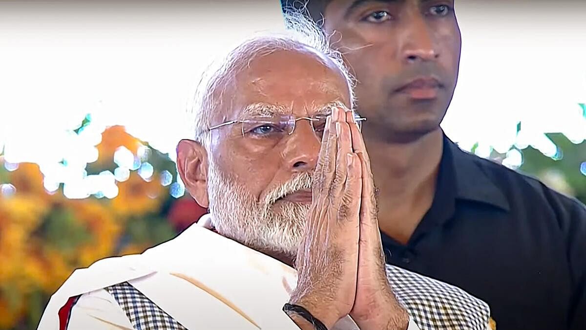 <div class="paragraphs"><p>Prime Minister Narendra Modi greets the gathering at the Kisan Samman Sammelan.</p></div>