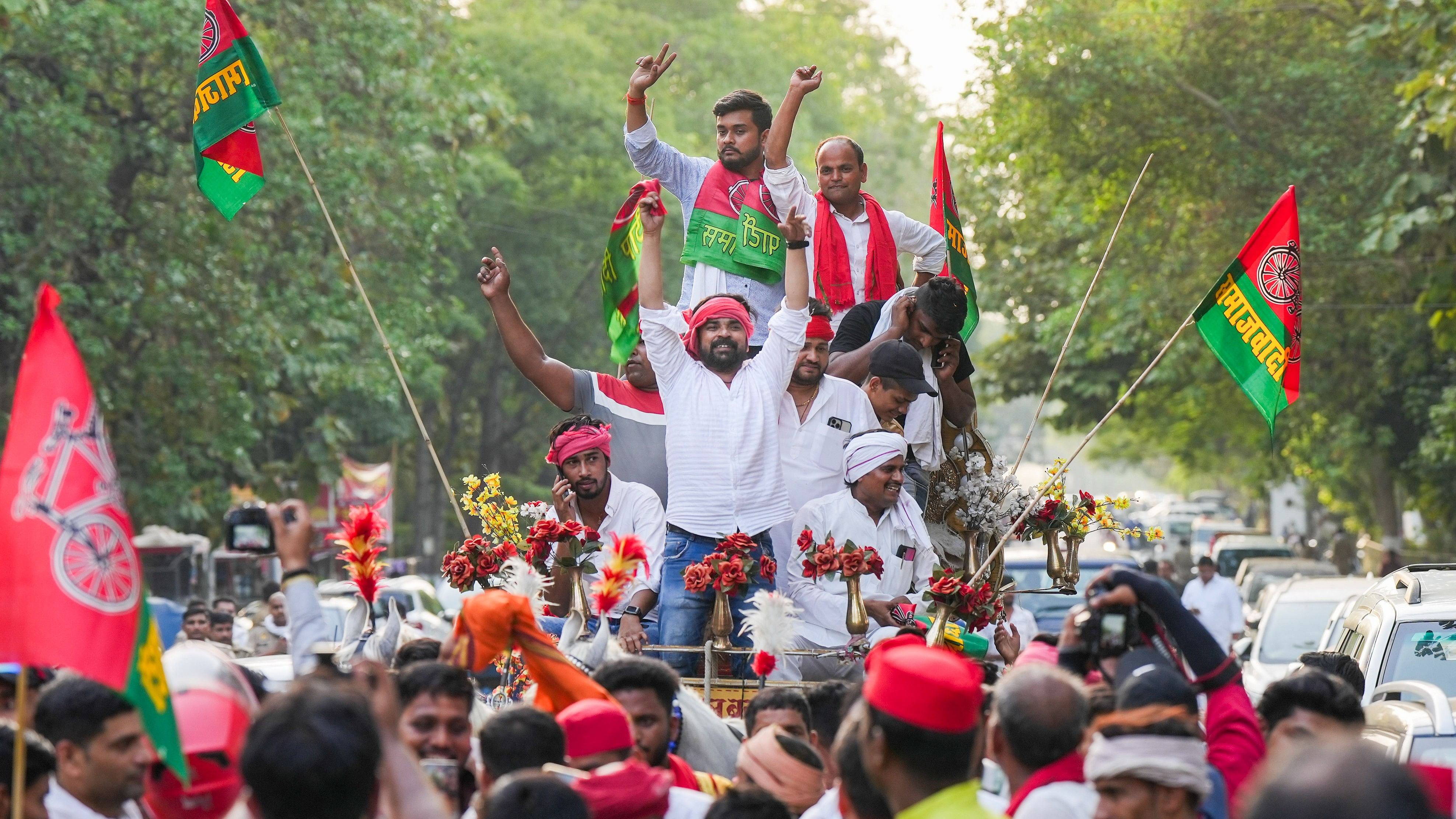 <div class="paragraphs"><p>Samajwadi Party supporters celebrate the party's lead during counting of votes for Lok Sabha elections, in Lucknow, Tuesday, June 4, 2024.</p></div>