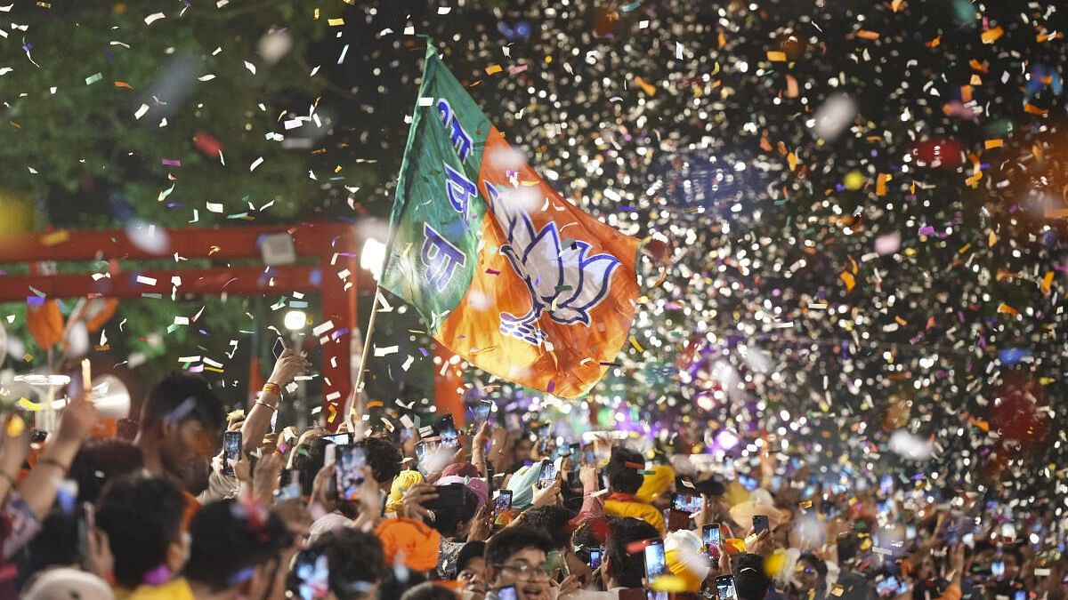 <div class="paragraphs"><p>Supporters wave the party flag during the arrival of Prime Minister Narendra Modi for a meeting at BJP headquarters as the party leads in the Lok Sabha elections amid the counting of votes, in New Delhi, Tuesday, June 4, 2024.</p></div>