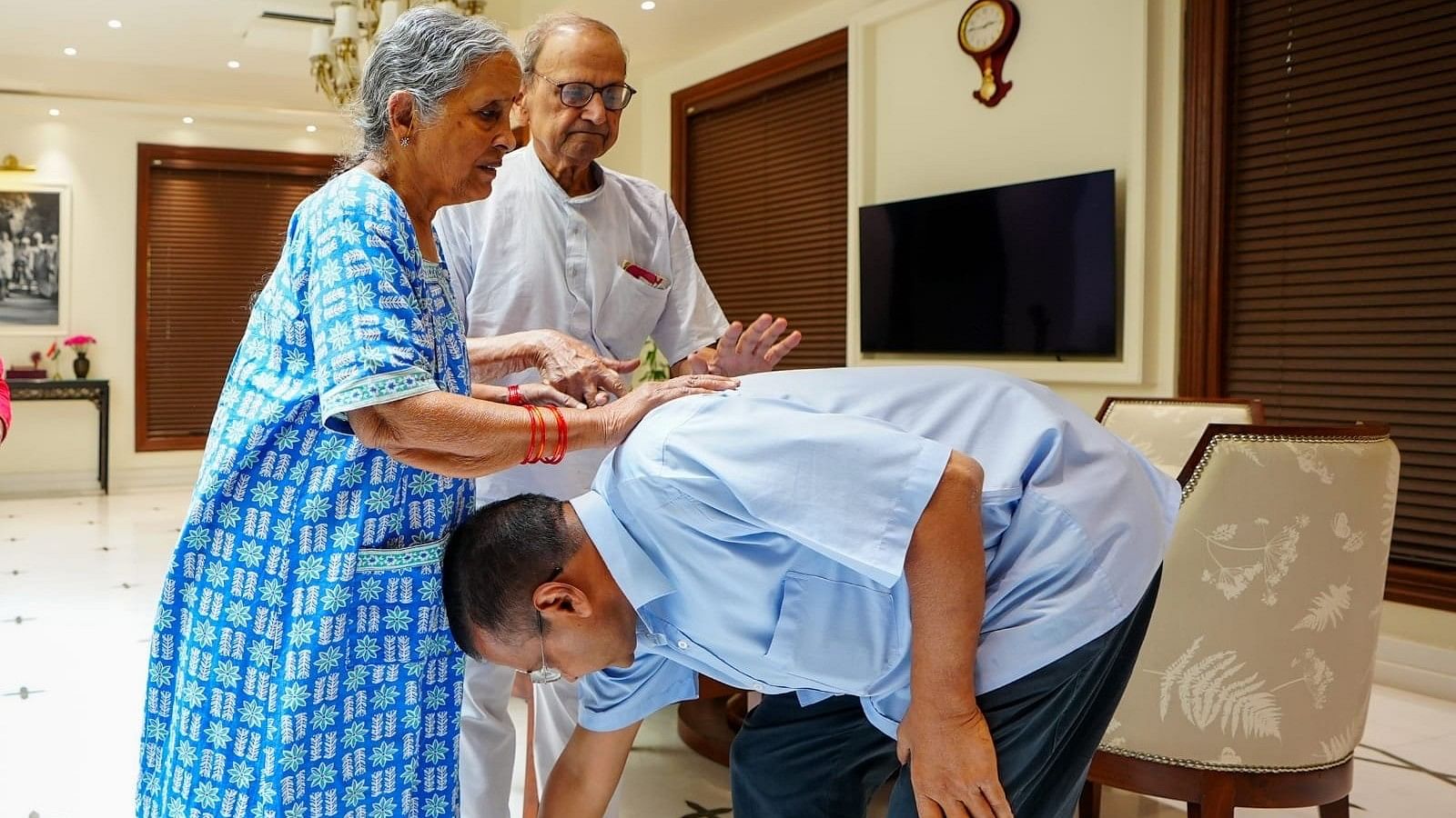 <div class="paragraphs"><p>Delhi CM Arvind Kejriwal seeking blessings from his parents at his Delhi residence before leaving for Tihar jail on June 2, 2024.</p></div>