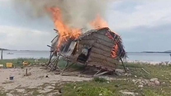 <div class="paragraphs"><p>Smoke rises as a house is demolished in Tun Sakaran Marine Park, Sabah</p></div>