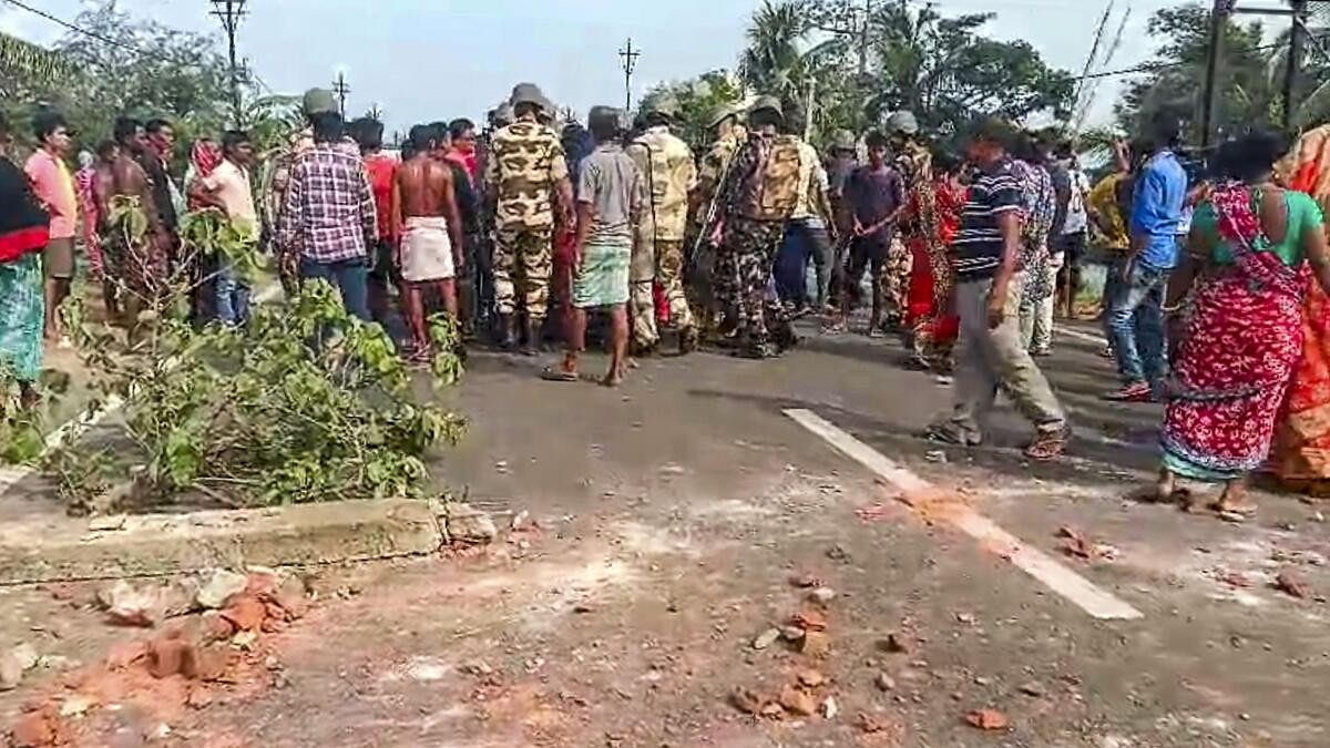 <div class="paragraphs"><p>Security personnel and locals during a clash at Sandeshkhali.</p></div>