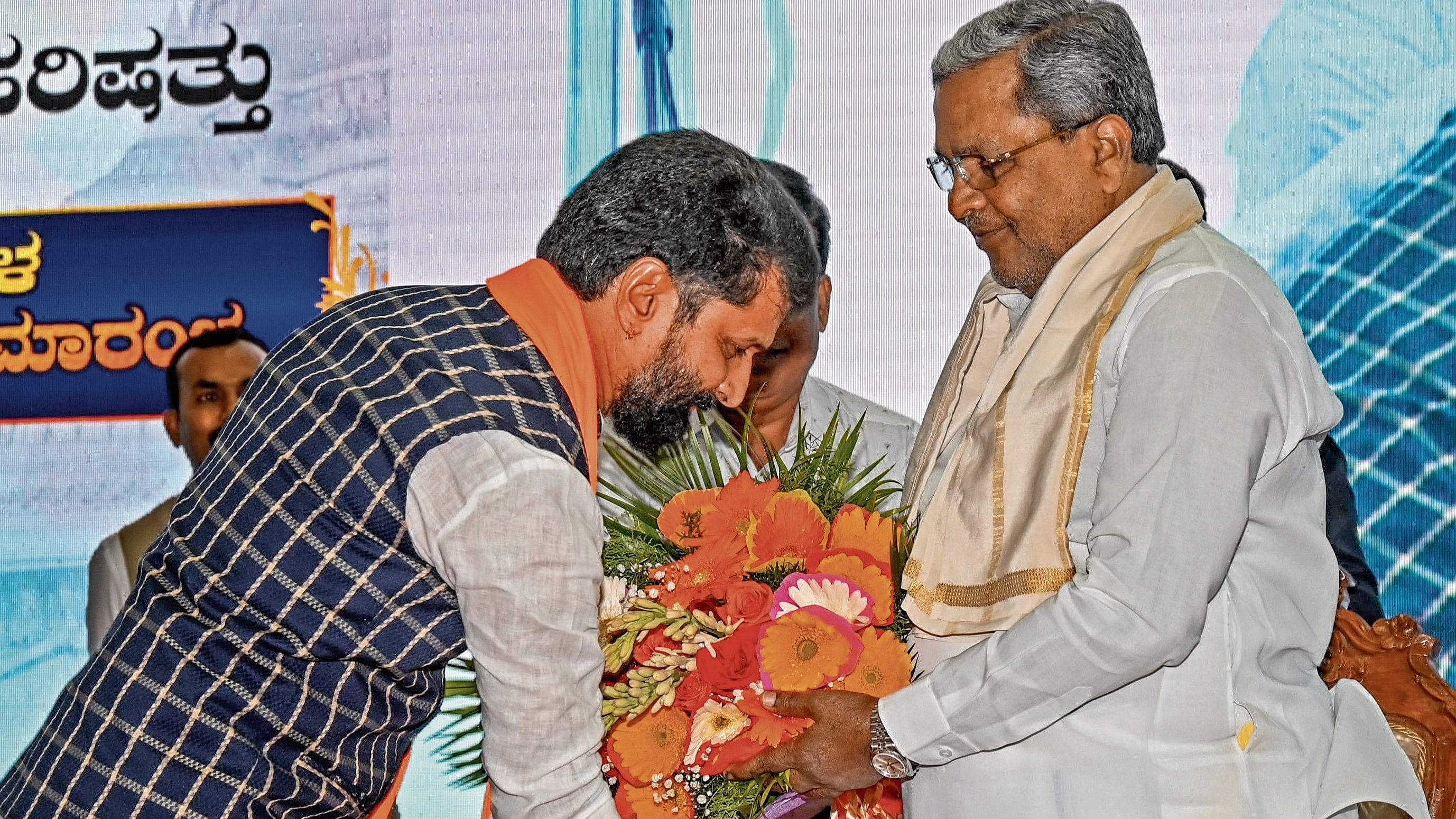 <div class="paragraphs"><p>C T Ravi Newly elected Legislative Council member greets Siddaramaiah Chief Minister after taking oath at a swearing ceremony organise by Legislative Council in Banquette hall, Vidhana Soudha, Bengaluru on Monday, 24th June 2024. </p></div>