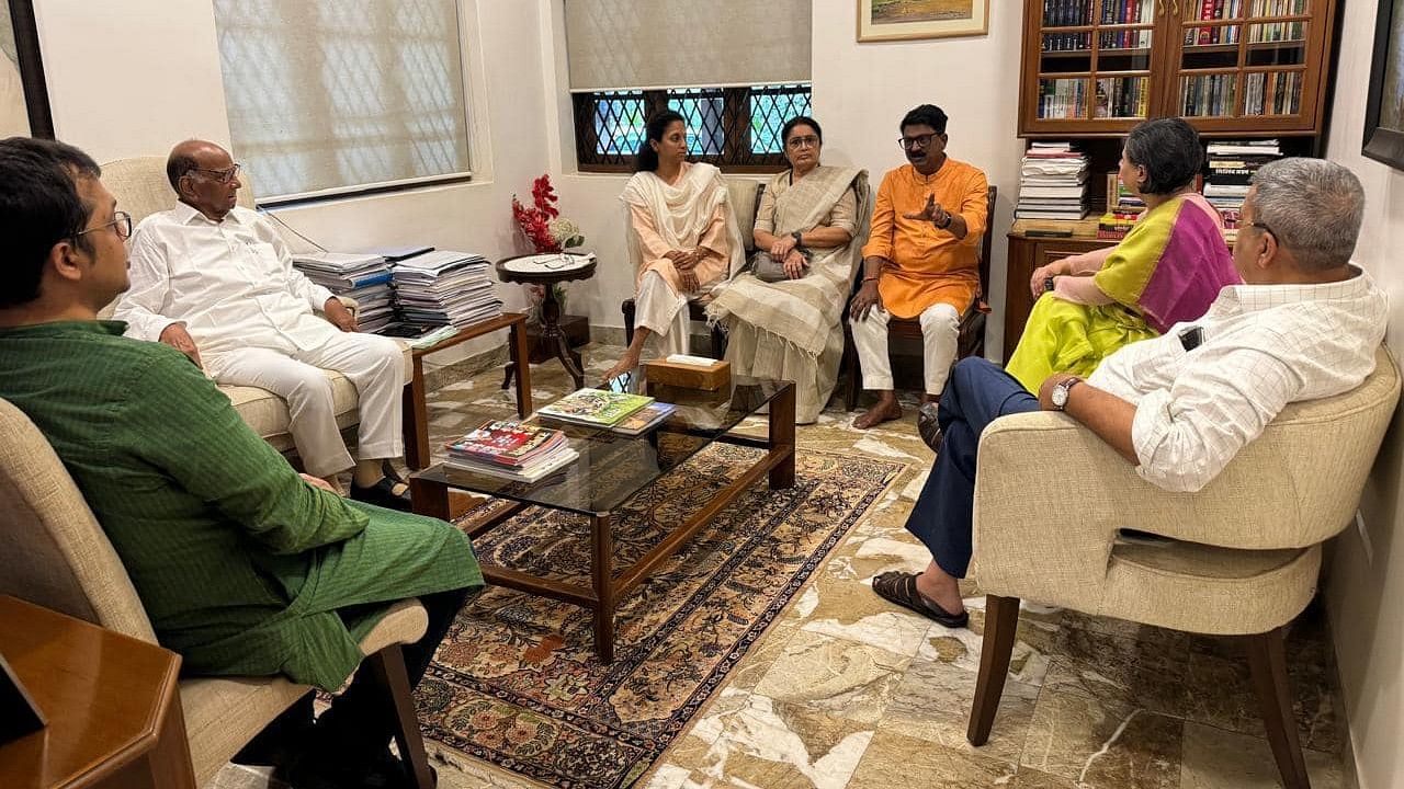 <div class="paragraphs"><p>TMC MPs Kalyan Banerjee, Sagarika Ghosh and Saket Gokhale among others during their meeting with NCP (SP) chief Sharad Pawar (second from left).</p></div>