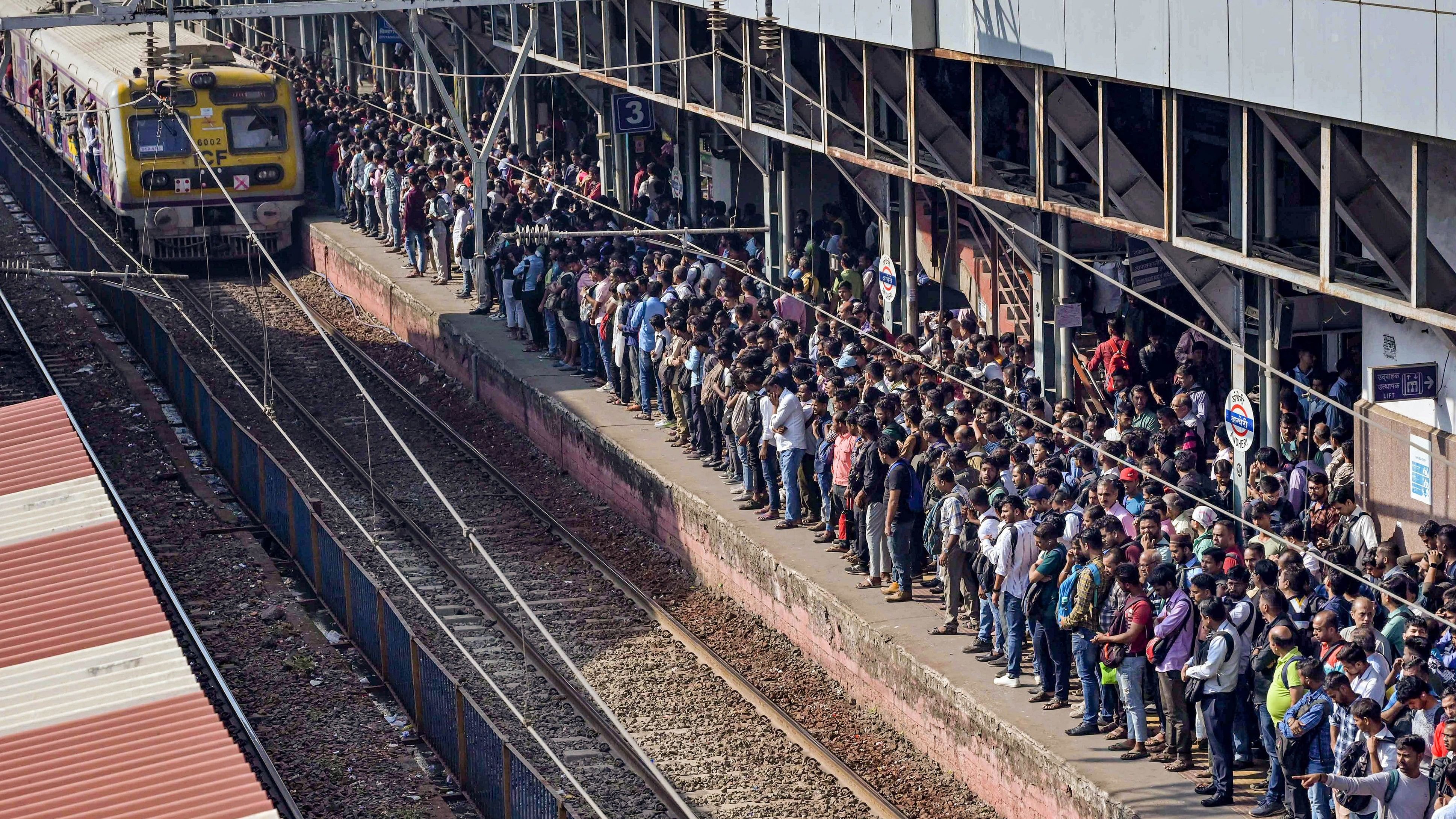 <div class="paragraphs"><p>Representative image showing a Mumbai platform</p></div>