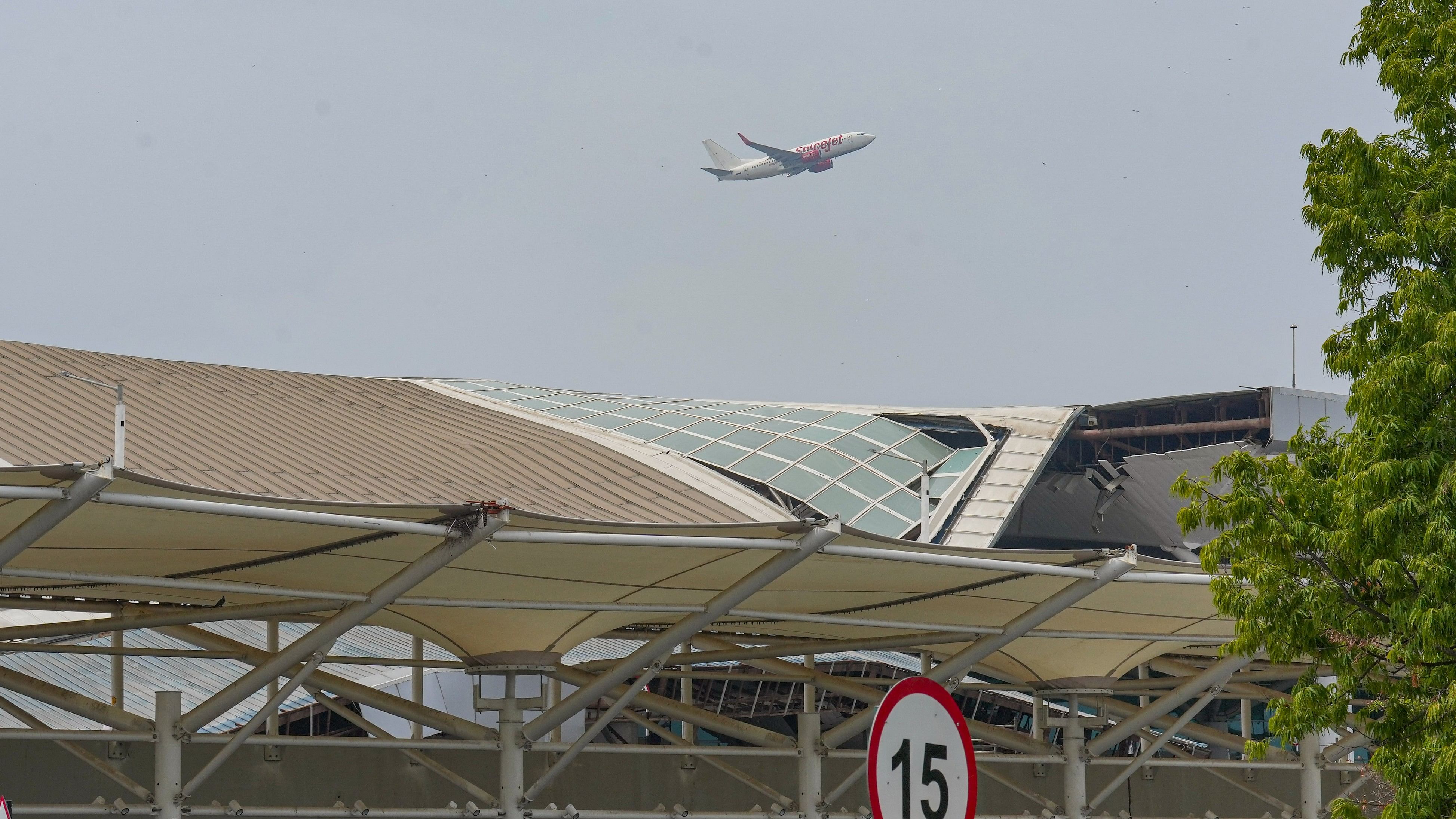 <div class="paragraphs"><p>The partially collapsed canopy of T1 in Delhi airport.</p></div>